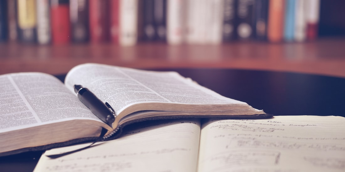 Cuaderno y café sobre una mesa de trabajo para planear objetivos