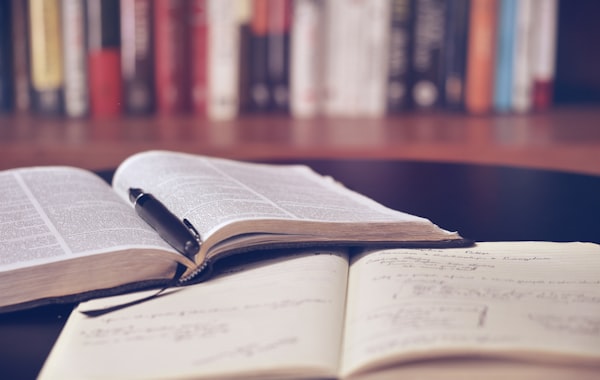 Cuaderno y café sobre una mesa de trabajo para planear objetivos