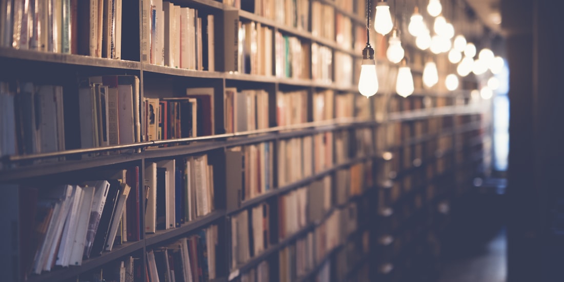 Escritorio con libros y cuaderno para un trabajo académico