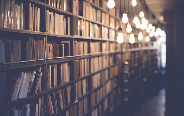 Escritorio con libros y cuaderno para un trabajo académico