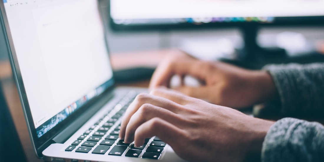 Persona analizando documentos y datos en un computador