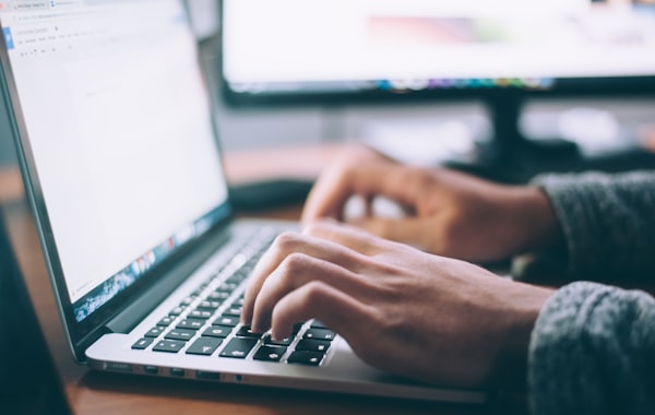 Persona analizando documentos y datos en un computador