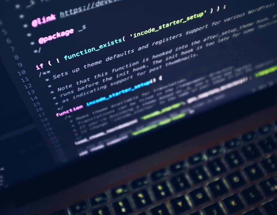 Persona trabajando con inteligencia artificial en su tesis