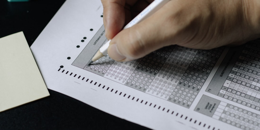 Persona reflexionando frente a notas para elegir su tema de tesis