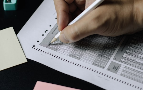 Persona reflexionando frente a notas para elegir su tema de tesis